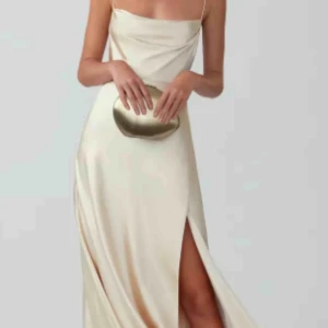  - Säljer min balklänning från Fame and Partners då den tyvärr är för kort för mig. Färgen champagne i satinmaterial. Längden är anpassad för längd mellan 160-170cm. Storlek 38, aldrig använd och alla lappar sitter kvar. Köpt för 3000kr.