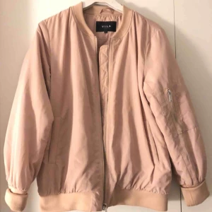  - Bomberjacka i mörk beige