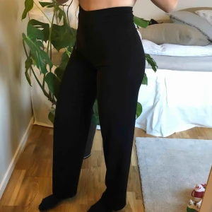  - Raka byxor från bikbok. Jättebra skick, köpare står för frakt! 