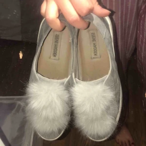  - 100% äkta Steve Madden skor i mocka och med höga sulor, inköpta i USA, knappt använda och är lika snygga med strumpor som utan😁 400kr exkl. frakt  