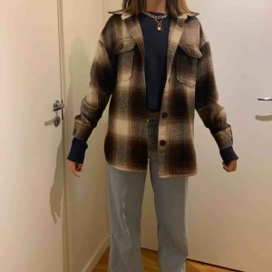  - Säljer denna snygga jacka då den tyvärr inte kommer till användning, fint skick och lite oversized i storleken! perfekt nu till våren💕🥰