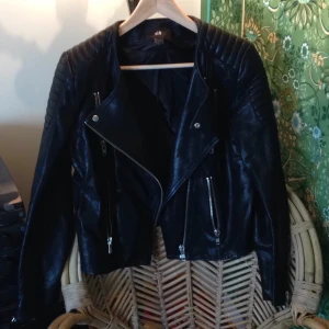 - Skinnjacka från hm, nypris 2000kr. Använd i en sommar, är i bra skick dock är innefodret sprucket i en av sömmarna (se bild 2). 