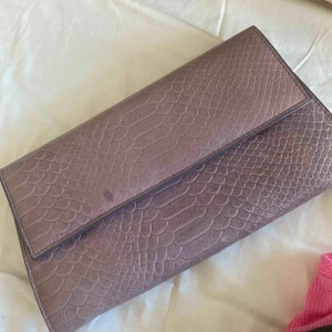  - Snygg lila pouch väska 