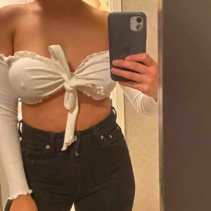  - Snygg topp från bikbok i strl S, som man kan ha på olika sätt🤗❤️