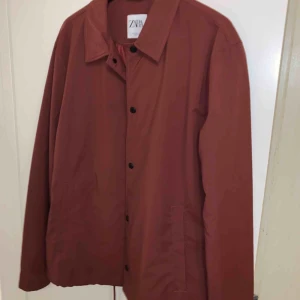  - Tunn jacka från Zara som är väldigt stilren och snygg, kan fraktas mot kostnad