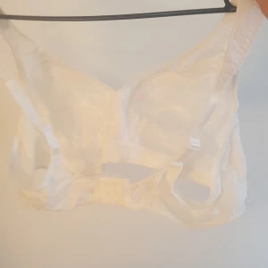 Bh utan bygel  - Vit oanvänd bh spets utan bygel. Frakten ingår!!    