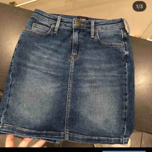  - Jag som har både xs/s i kläder kan ha denna kjol, knappt använd med tanke på att jag inte är så bekväm i kjol. Nypris 599. 