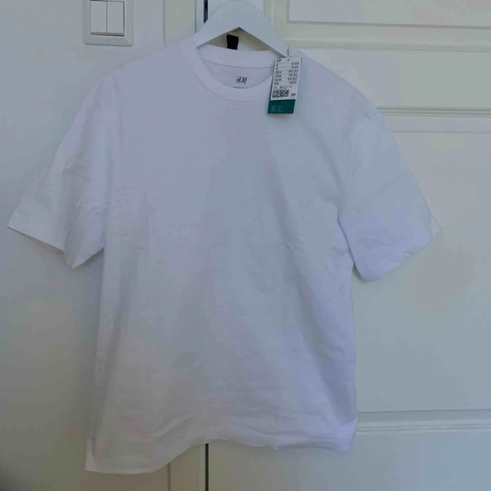 En vit T-shirt som jag köpte nyss men som var för liten och jag har ej tid att lämna tillbaka. Köpt för 99kr 🌸kan mötas i Uppsala annars står köparen för frakt🌸. T-shirts.