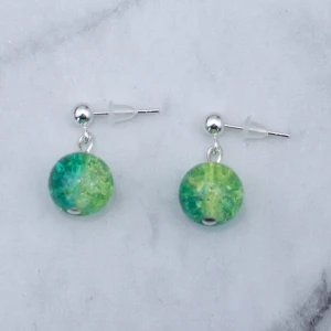 Örhängen med glaspärlor  - Silverfärgade örhängen med flerfärgade glaspärlor, nickelfria. Fri frakt vid köp över 100:-