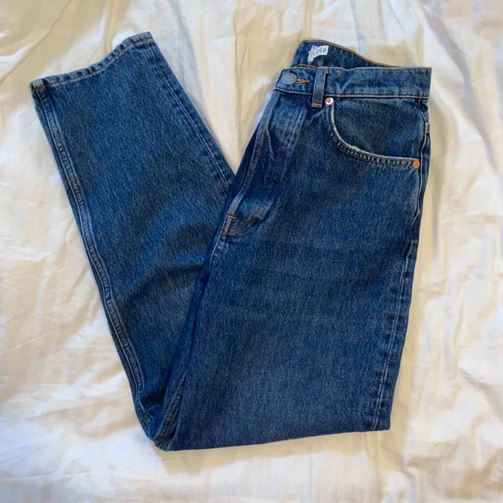 Raka / mom jeans från ”& other stories”! JÄTTEBRA kvalité och skick. Lappen där bak är bortriven (bild 3) men det syns ju inte. Säljer då det är för stora för mig 😩 Storleken är W28, passar en Small / liten medium. Jeans & Byxor.