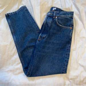 Raka / mom jeans från ”& other stories”! JÄTTEBRA kvalité och skick. Lappen där bak är bortriven (bild 3) men det syns ju inte. Säljer då det är för stora för mig 😩 Storleken är W28, passar en Small / liten medium