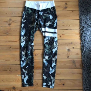  - Stronger träningstights i färgen Mitilia Regular waist tights Liten i storleken Aldrig använda, säljer pga för små