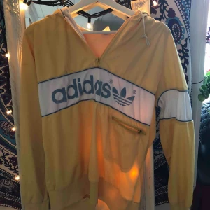  - Gul adidas tröja, köpt för längesen  