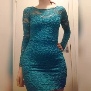 Turkosblå kortklänning  - Blå kortklänning med spets från h&m, bortklippt storlekslapp men gissar på S, mycket gott skick. Kan skickas mot frakt eller mötas upp i Stockholm. 