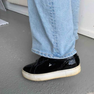  - Skor med kardborreband i lack, använda ett fåtal gånger dock är sulan lite missfärgad pga solljus 