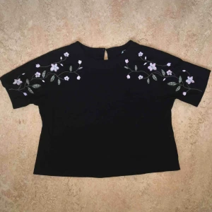  - T-shirt med mönster på ärmarna från H&M.  Kan mötas upp alt. skicka.