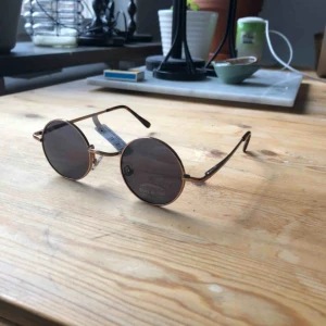  - Runda solglasögon i vinyl. Helt oanvända! 