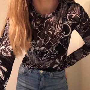  - Tröja från Zara, lite nätaktig tröja. Frakt tillkommer.