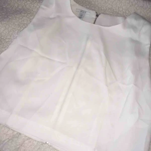  - En vit topp i storlek SMALL. Använd 2 gånger. Behöver strykas en aning. Passar utmärkt till lite festligare tillfällen, eller vardags!  • Köparen står för frakt!