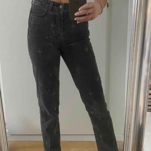  - Jättefina jeans med stenar framtill. Knappt använda. Storlek 25 i midjan. 