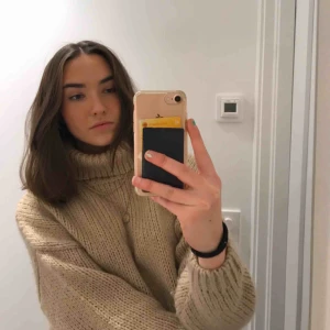  - Stickad beige tröja med polokrage