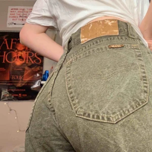  - Gröna jeans från mash. Perfekt skick. Högmidjade. Räcker till mina fötter, jag är 1,75m. 