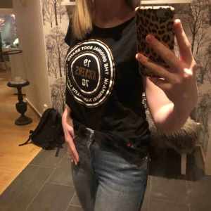  - En t-shirt från kicKers👕✨Inga skador på plagget, dock inte märkt med storlek men den passar mig som vanligtvis är en s☺️💫💕FRIFRAKT!!😛❤️