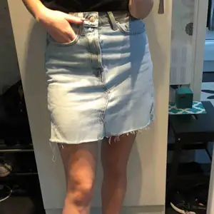  Snygg jeans kjol från H&M i bra skick.