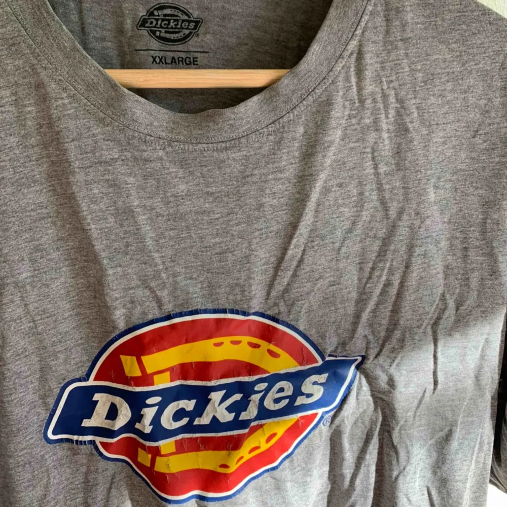 Dickies tshirt med tryck fram. Tröjan är väl använd därav har loggan blivit snyggt sliten🌟 Sitter som en L/XL. T-shirts.