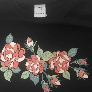  - T-shirt med vida armar och blomtryck. :)