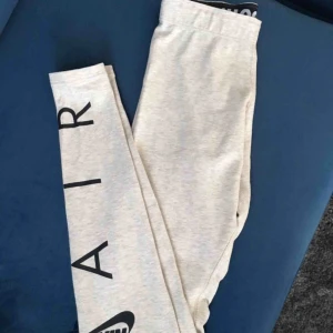  - Beiga tights från Nike av kategorin Nike Air. Storlek XS (passar även S) Gjort av bomull, polyester och elastan Oanvända!!