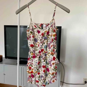  - Mycket fin jumpsuit från H&M. Väldigt lite använd.   Köparen står för eventuell frakt. 