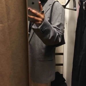  - Denna sjukt snygga kavajen🥰💘💕💗 den är oversized och sjukt snygg att ha över en hoodie!