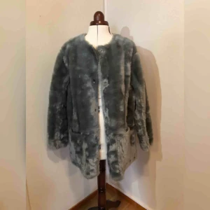  - Vändbar oversize jacka/kappa från Tiger of Sweden med fuskpäls på ena sidan och skinnimitation på andra sidan.  Helt oanvänd. Nypris någonstans över 1000kr :) 