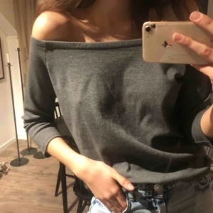  - Off shoulder tröja, säljer pga av garderobsrensning🥰 Storlek L men skulle säga sitter mer som M. Väldigt skön i materialet, skriv om ni vill ha mer bilder!!💗