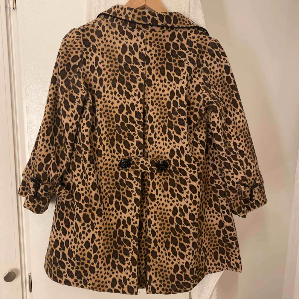 Leopardjacka från H&M, säljer då den blivit för lite. 120 om inte annat bud+frakt. Jackor.