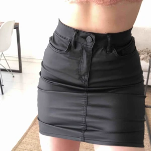  - Snygg kjol från Noisy May, perfekt för både vardags och fest! aldrig använd.  