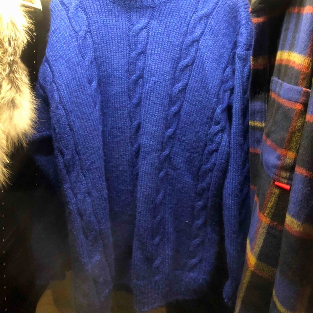 Säljer nu min Suuuper snygg blå stickad tröja!! Den har den ideala oversized passformen och mjukt kvalite. Den går över rumpan på mig som är 167! 🌟🌟 💕. Stickat.