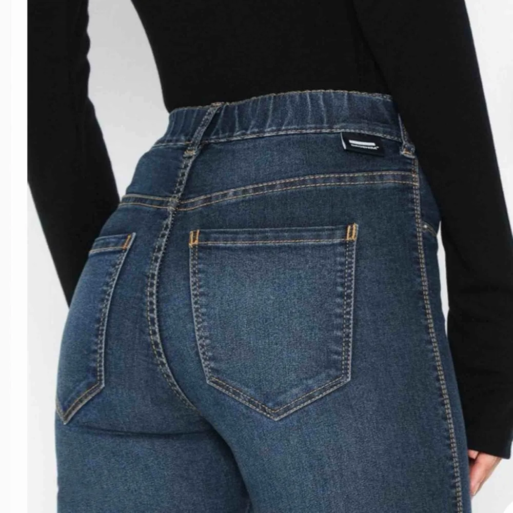 Jätte bekväma jeans från märket Dr Denim som tyvärr är för små för mig. Använda 2 gånger så i nyskick. Nypriset är 500 kr, säljer mina för endast 150 kr!! (Bilderna är lånade från Nelly.com men egna bilder går sjävklart att få vid förfrågan.) ❤️. Jeans & Byxor.