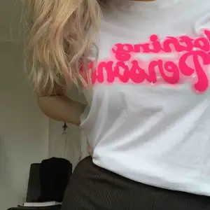 Svin snygg t-shirt med ett neon rosa tryck,säljer pga att den inte kommer till användning !!💜perfekt t sommarn när man är brun 