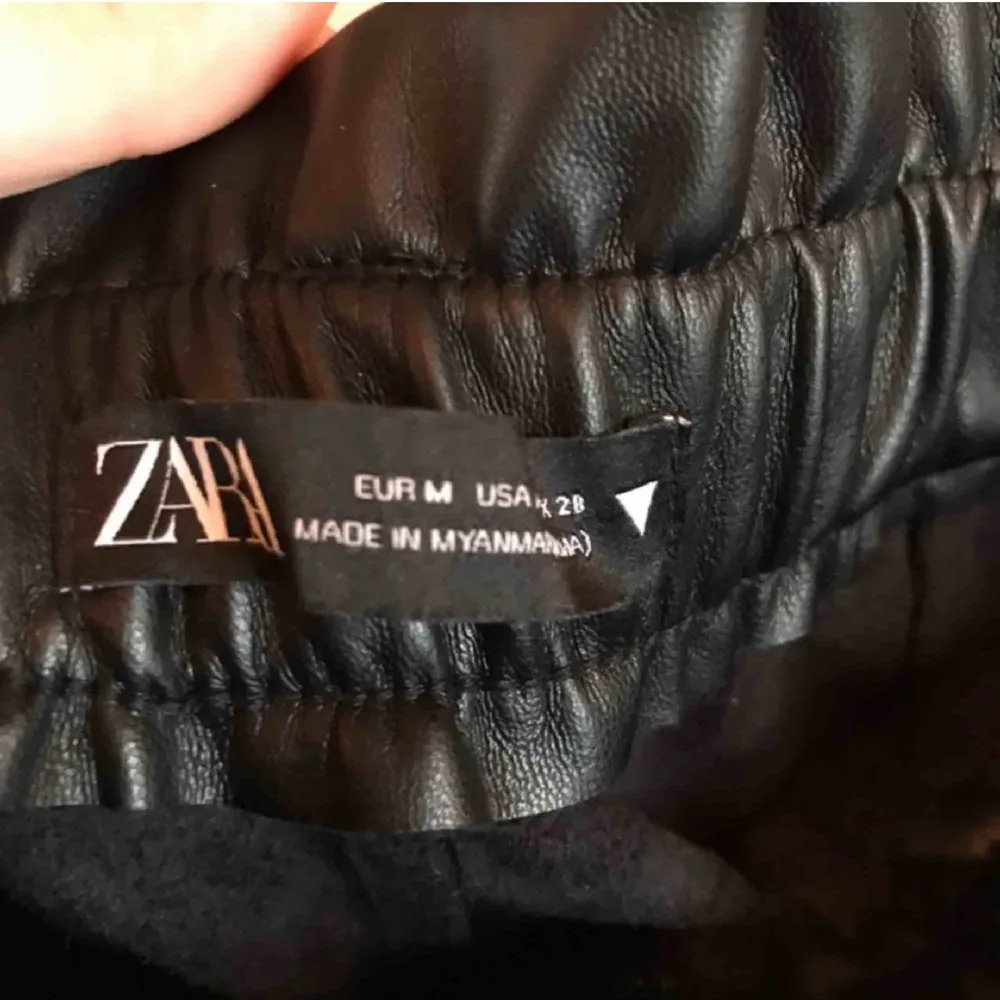 Ett par högmidjade, trendiga och supersnygga skinnbyxor från Zara, såklart fake material. Jätte sköna och bekväma på. Bara testade så dom är helt nya! Köparen står för frakten (60 kr). Jeans & Byxor.
