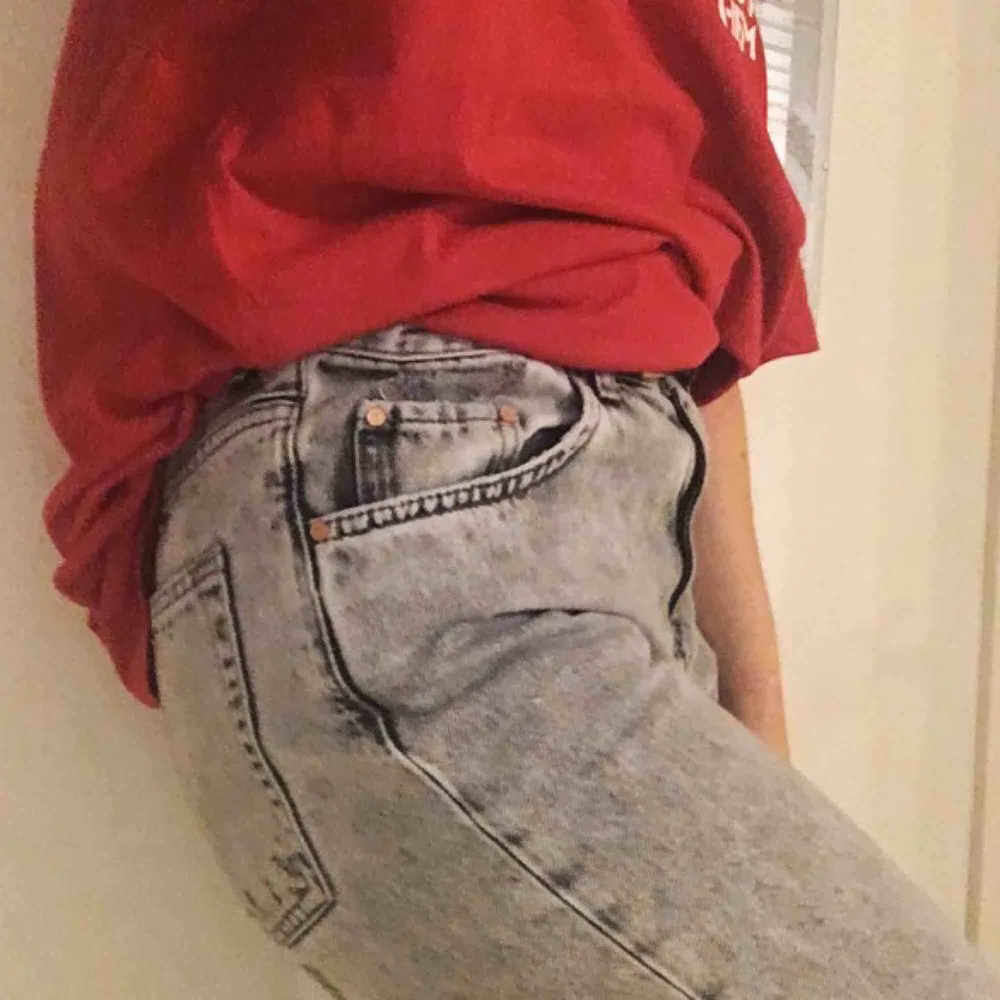 Ett par ljus-gråa jeans. Perfekta lite lösare modellen längst benen som ändå sitter superbra vid midja/övre del!. Jeans & Byxor.