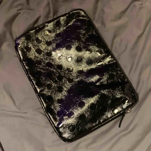  - supergullig datorväska från monki. det är ett hål i tyget på insidan, annars som i nyskick. 