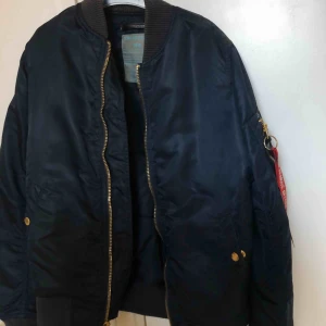  - Denna alpha bomber jackan är köpt på kompaniet. Jackan är använd ett fåtal gånger, så den är i bra skick. Storleken är s men kan även passa m då jackans modell är lite stor. Pris går även att diskutera, vid snabb affär. Original priset ligger på 2000kr.