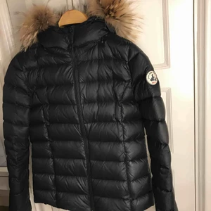  - Hej!  Jag säljer min 2 år gamla jottjacka då den inte kommit till användning! Den är svart och i gott skick med äkta päls på luvan. Nypris: 3500. Säljer den för 1750 men pruta gärna!