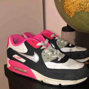 Ett rosa par Nike air Max som tyvärr inte kommer till användning! Köpta för ca 900 men anser att efterfrågan inte är så hög så därav det billiga priset. Skickar gärna fler bilder och tveka inte att fråga om ni undrar något! 💕❤️🦋 Frakt tillkommer! 