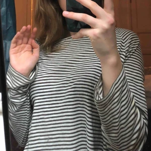  - Tröja från Weekday! Nästan aldrig använd pga storleken, den är rätt stor på mig men det kan va snyggt beroende på hur oversized man gillar! Frakt tillkommer:)