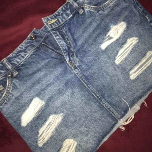  - Super snygg kjol men tyvärr för liten nu! 🤍 älskar den 50kr