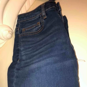  - Jättefina jeans med hål, de sitter super fint på, passar xs/s jeansens är i bra skick, möts upp i Göteborg eller står köparen för frakt 
