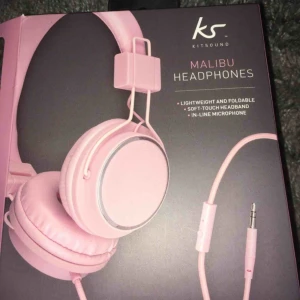  - Superfina och sköna hörlurar i färgen babyrosa. Har endast testat dessa. Säljes eftersom de kommer inte till användning. Bekväma och jättebra ljud!  • Köparen står för frakt!